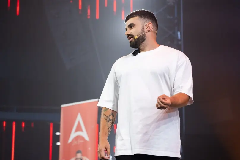 Fabio Serna en un evento relacionado con Partner 360 y marketing de afiliados